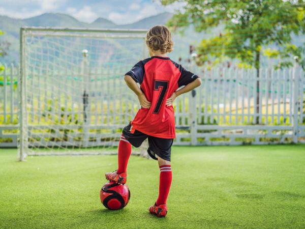 Skuteczne porady, jak zainteresować dzieci piłką nożną