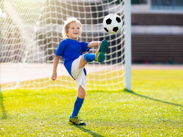 Piłka nożna i znaczenie lokalnych klubów: Jak to może pomóc w rozwoju Twojego dziecka