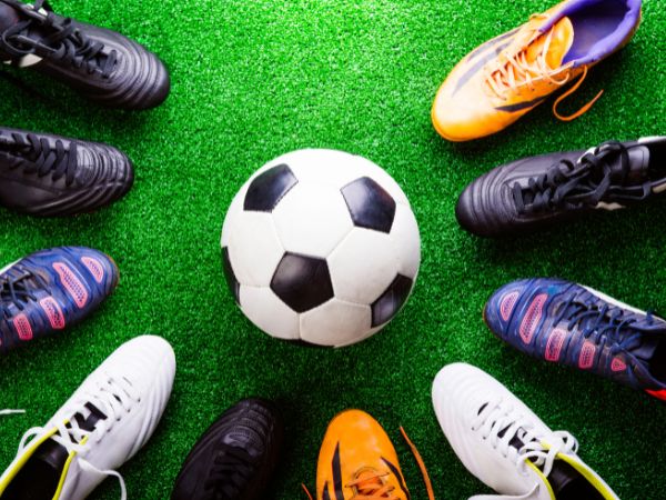 Buty piłkarskie: Wszystko, co musisz wiedzieć o różnych typach butów piłkarskich.