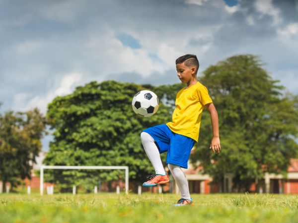 Jak rozwijać umiejętności piłkarskie: Porady i strategie dla początkujących