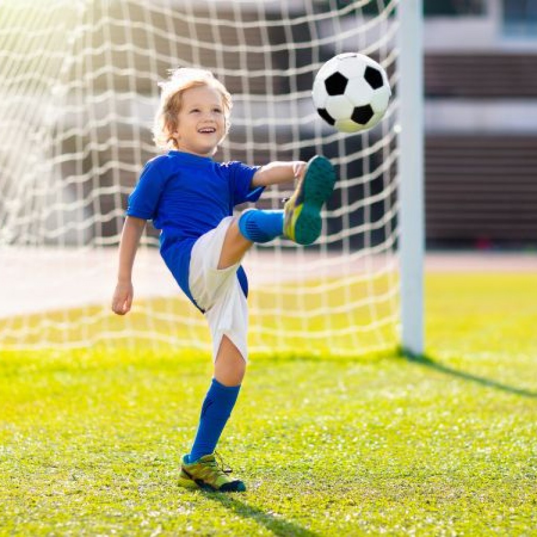 Piłka nożna i znaczenie lokalnych klubów: Jak to może pomóc w rozwoju Twojego dziecka